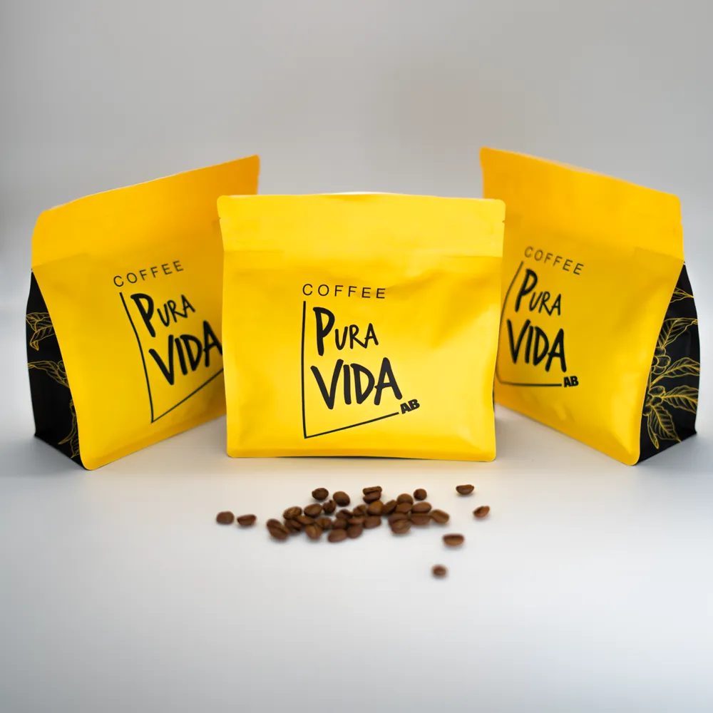 tres bolsas de cafe en grano